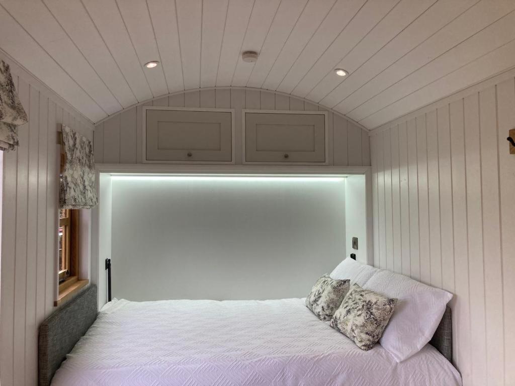 The Snug At Coed Y Gaer Villa Oswestry Exteriör bild